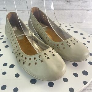 Euro Soft By Softt Sofia Flats Womens 6 M Tan Ballet Perforated Comfort Shoes